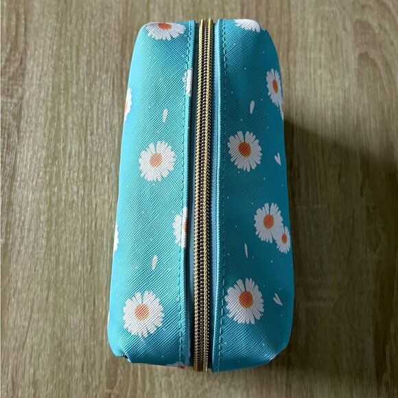 NWOT … DAISY Cosmetic / Makeup Bag - Picture 3 of 7